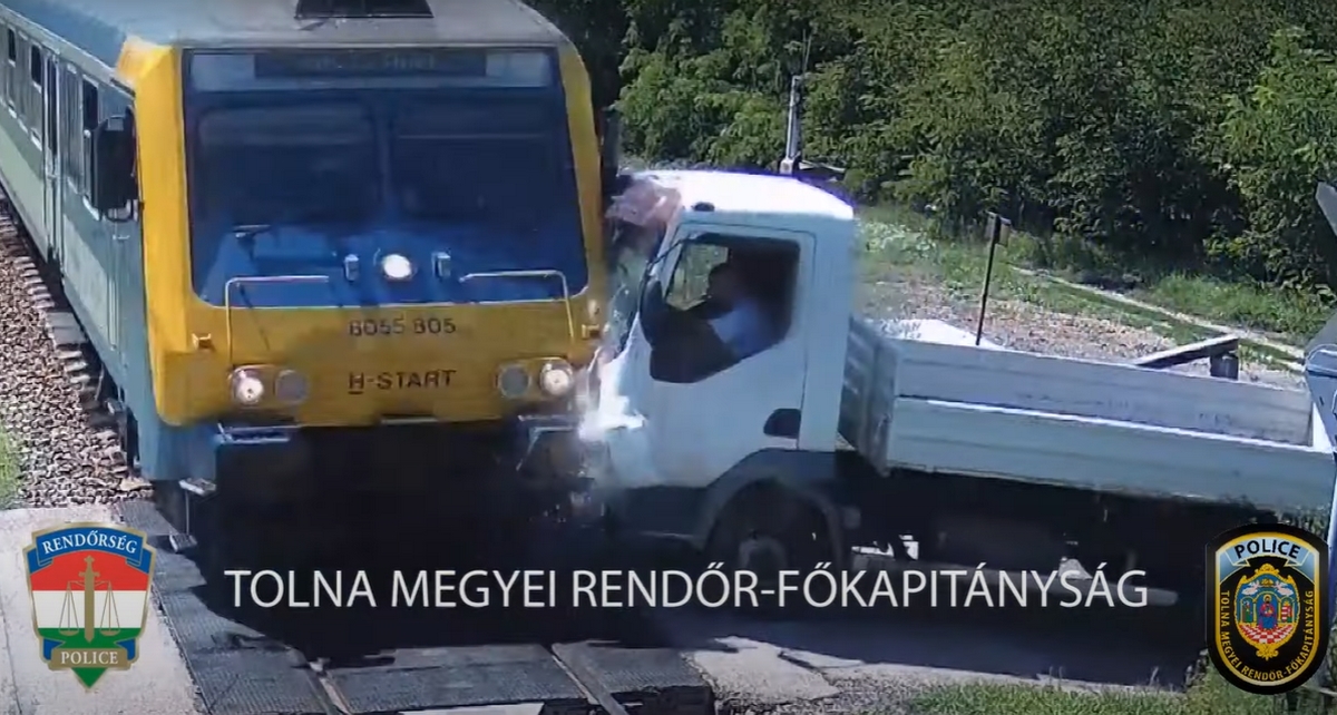 Ijesztő videón, ahogy a vonat elsodor egy teherautót, miután a sofőr nem állt meg a vasúti átjáró előtt