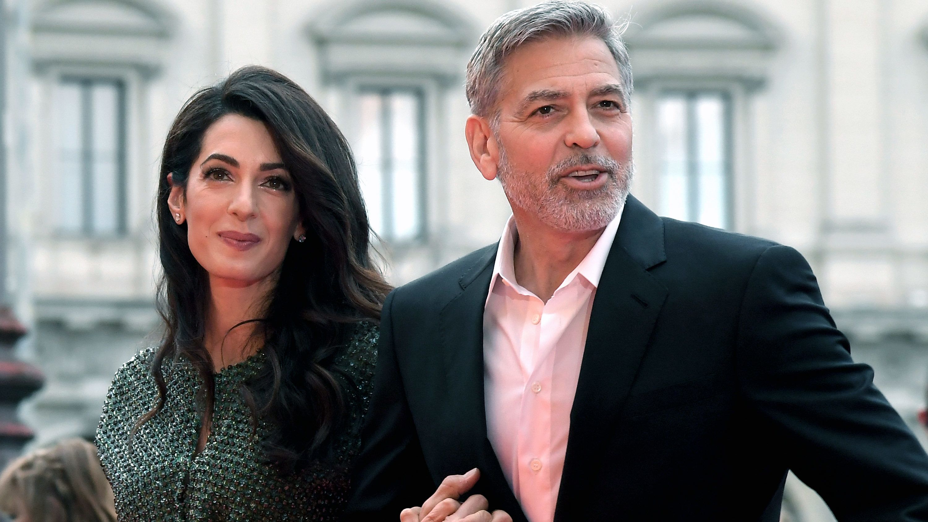 George és Amal Clooney 30 milliós adományt küldenek Bejrútba