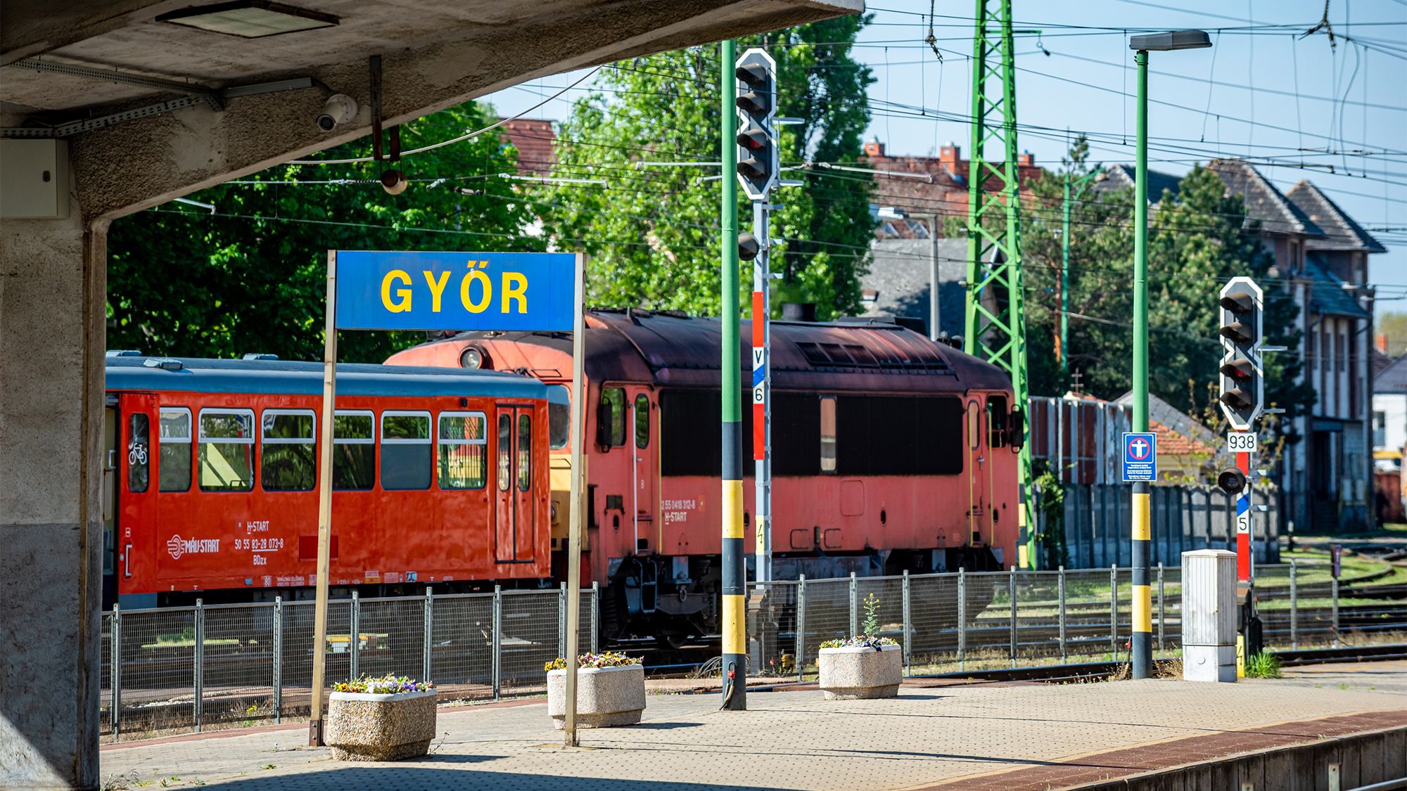 Beismerte bűnösségét a győri vasútállomáson rendőrnőre támadó férfi