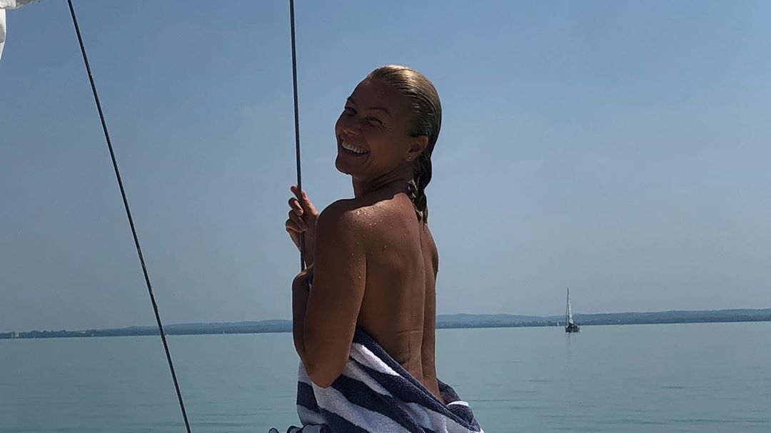 Barta Sylvia bikini nélkül hajókázott a Balatonon
