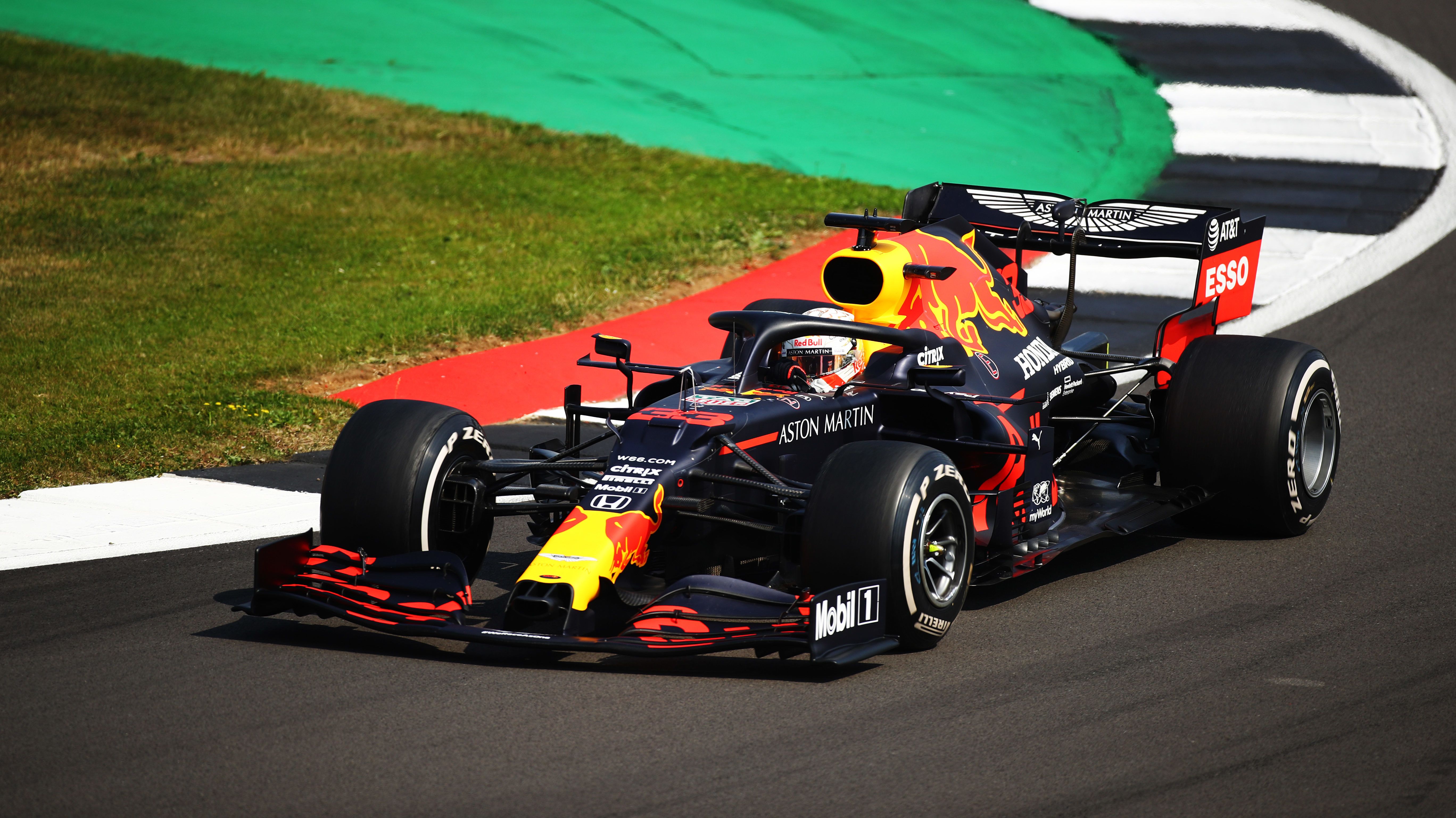 Max Verstappen nyerte a silverstone-i gumicsatát