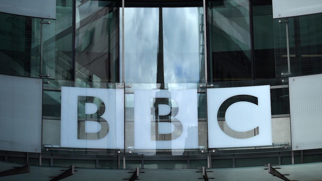 Elnézést kért a BBC, amiért rasszista sértéseket idéztek szó szerint egy bűnesetről szóló tudósításban