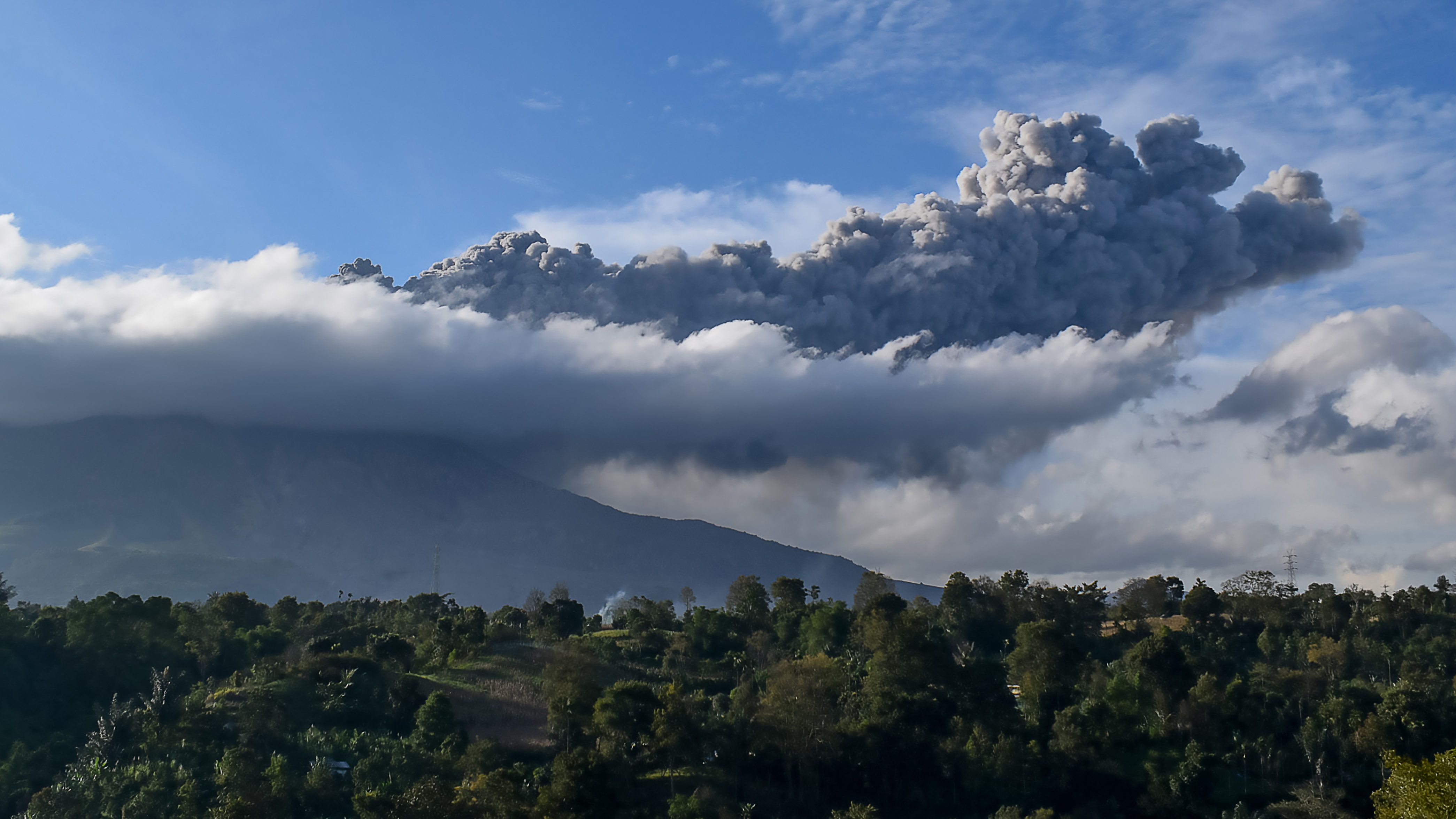 Hamuval temette be a környező falvakat a kitörő Sinabung vulkán