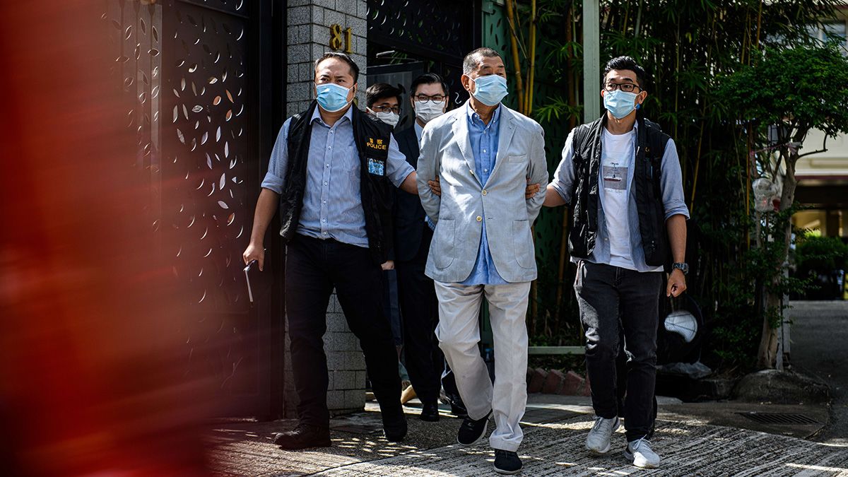 „Peking megölte a szabad sajtót”: letartóztatták Hongkong leghíresebb ellenzéki médiamágnását