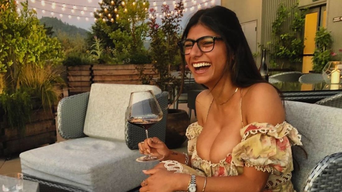 Elárverezi ikonikus szemüvegét Mia Khalifa, hogy segítsen a libanoni robbanás károsultjain