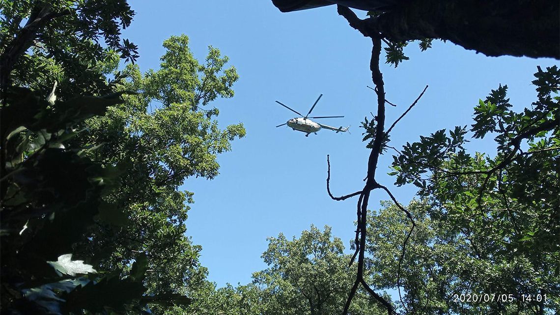 Meghalt a siklóernyős, akit a mentést végző honvédségi helikopter sodort le a fáról