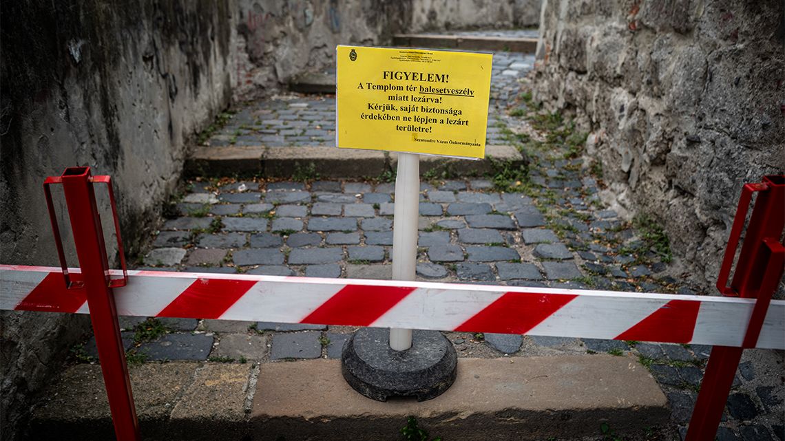 Nem jönnek az ígért állami pénzek, le kellett zárni a szentendrei belváros egy részét