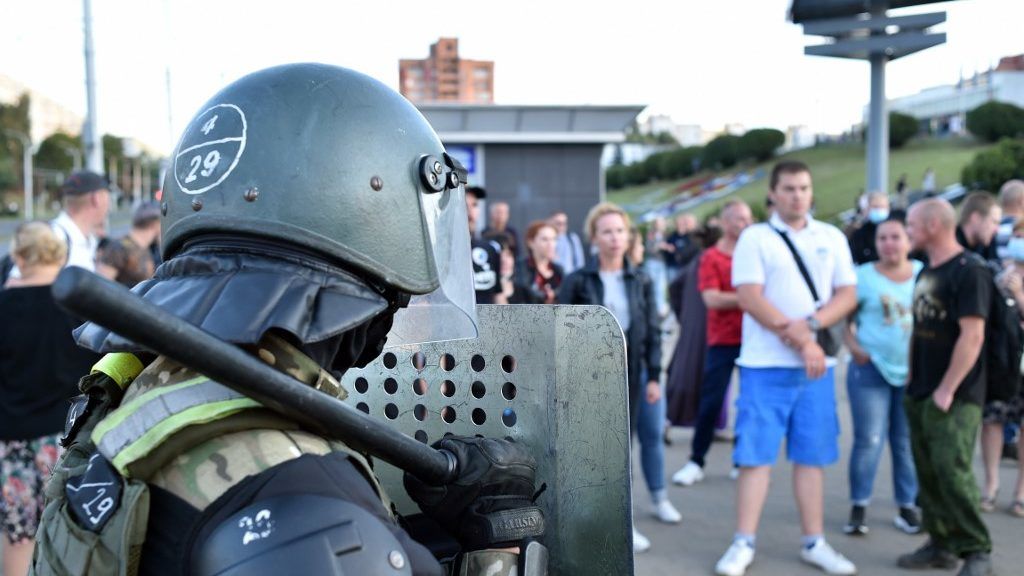 Éles lőszerrel lőttek a tüntetőkre a rendőrök Bresztben