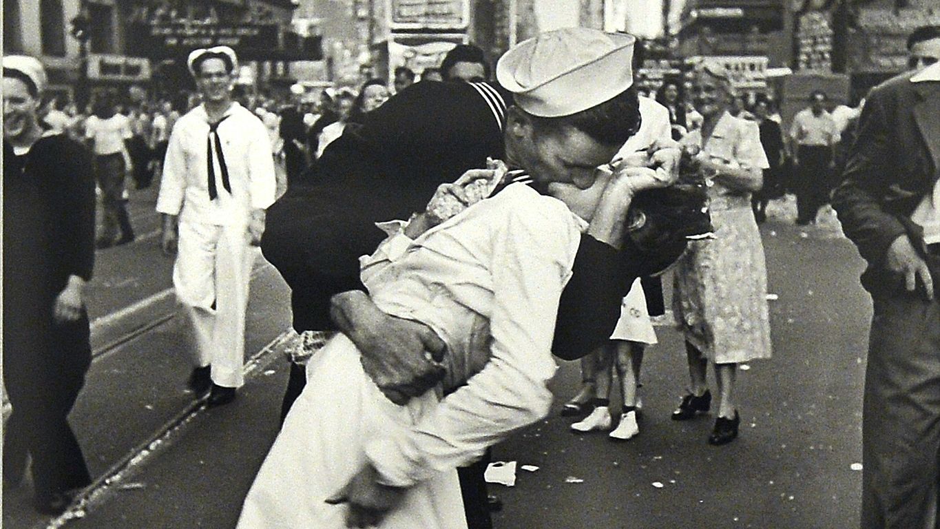 75 éve csattant el a legendás csók a Time Square-en
