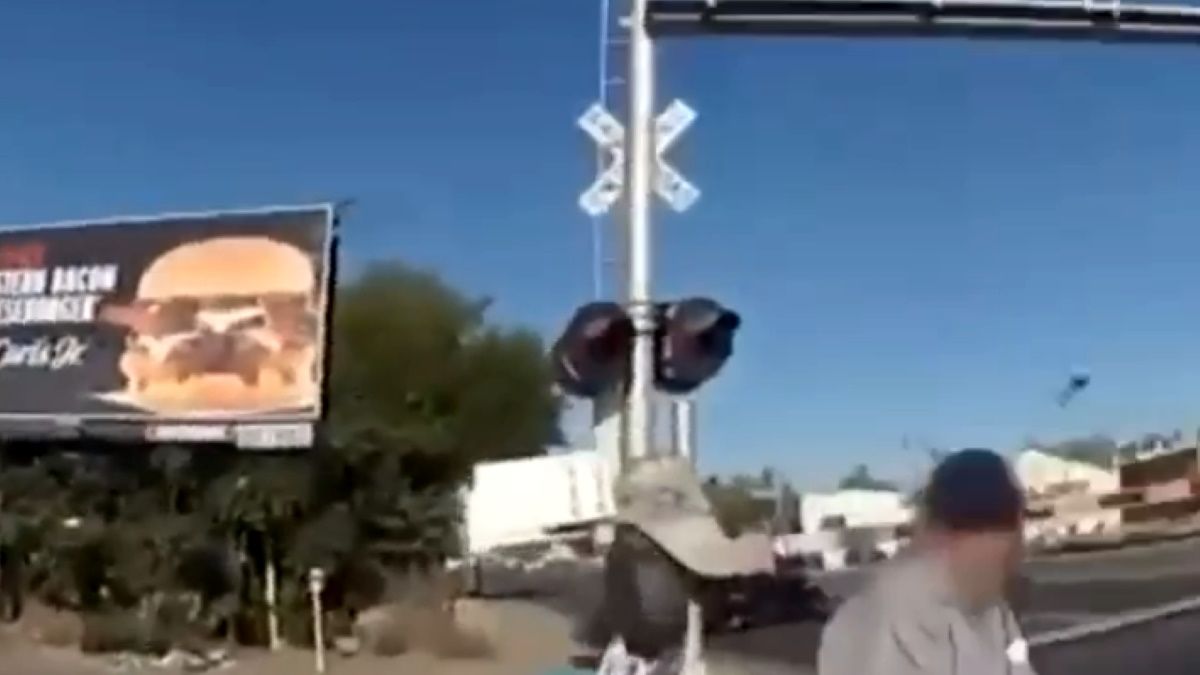Videón, ahogy vonat elől ment meg egy rendőr egy kerekesszékben ülő embert