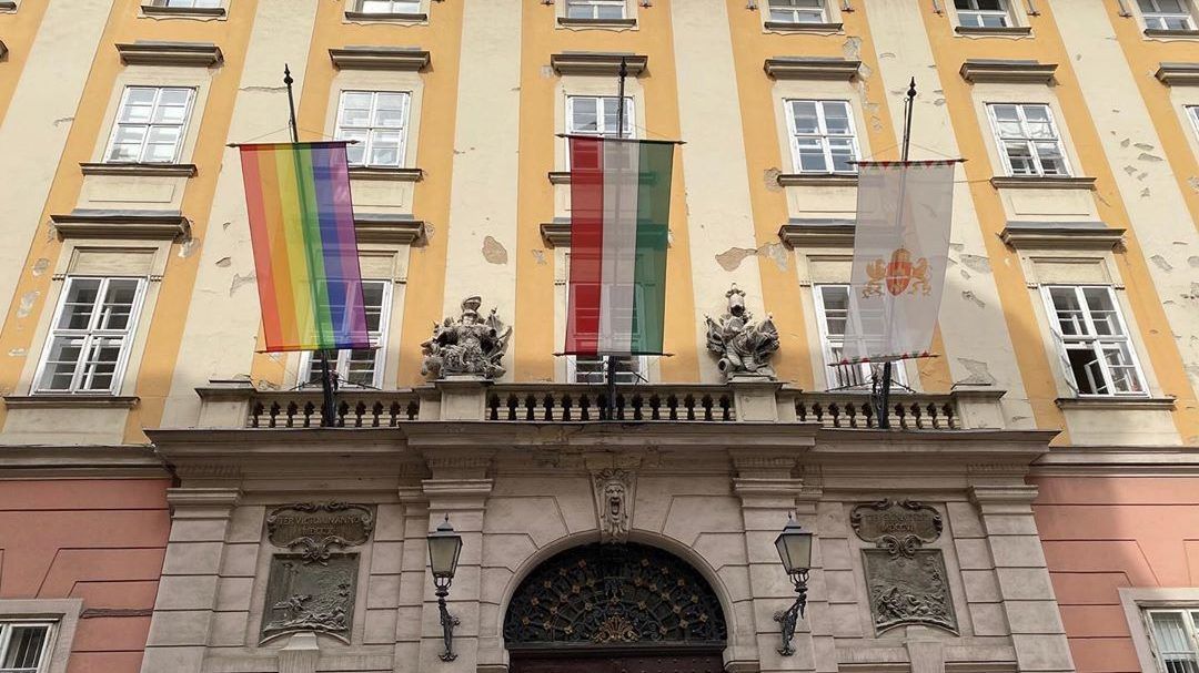 Kikerült a szivárványos zászló a budapesti városházára