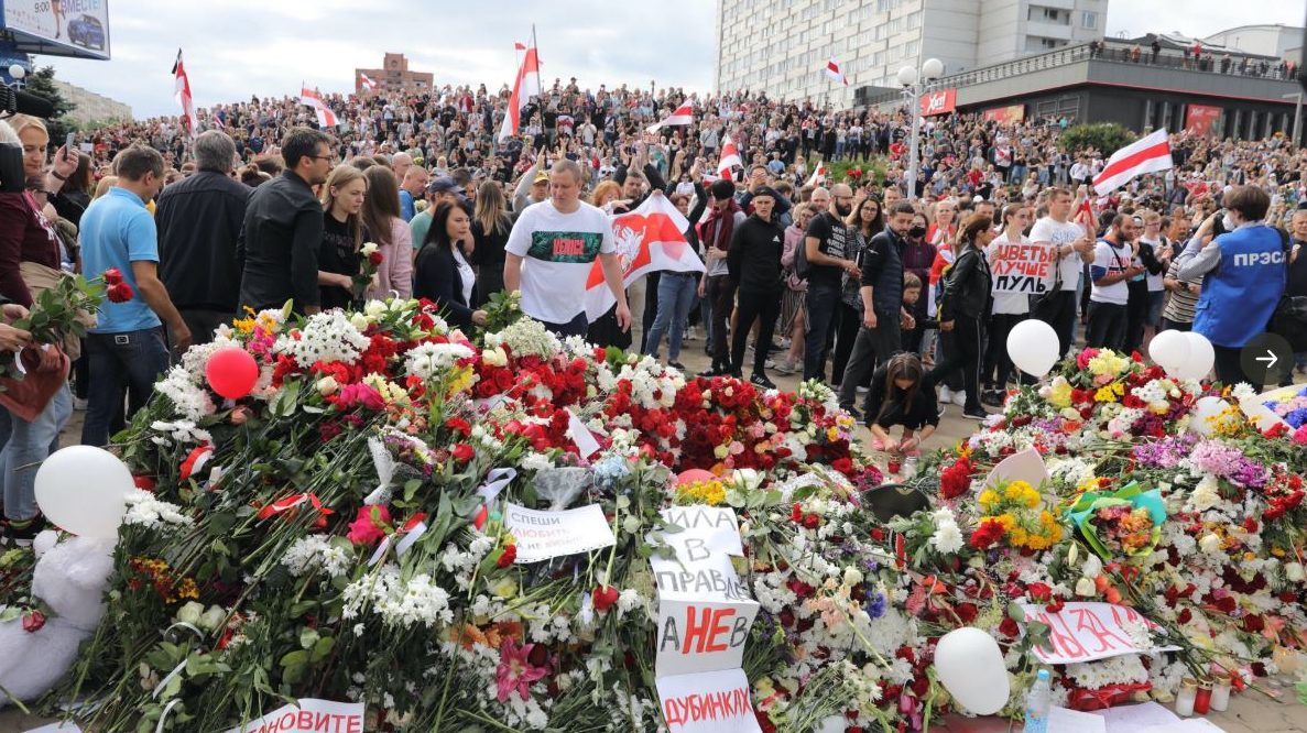 Ezrek gyűltek össze Minszkben ott, ahol néhány napja lelőttek egy tüntetőt