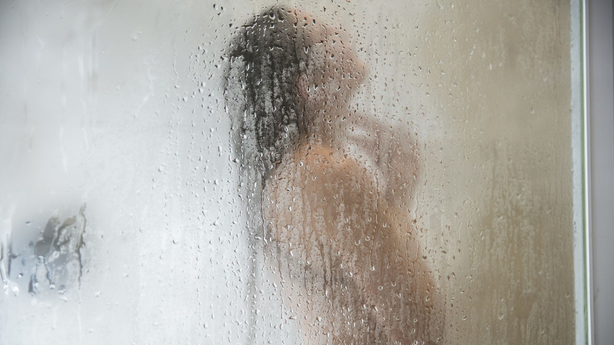 Rejtett kamerán kukkolta felesége legjobb barátnőjét zuhanyzás közben egy férfi