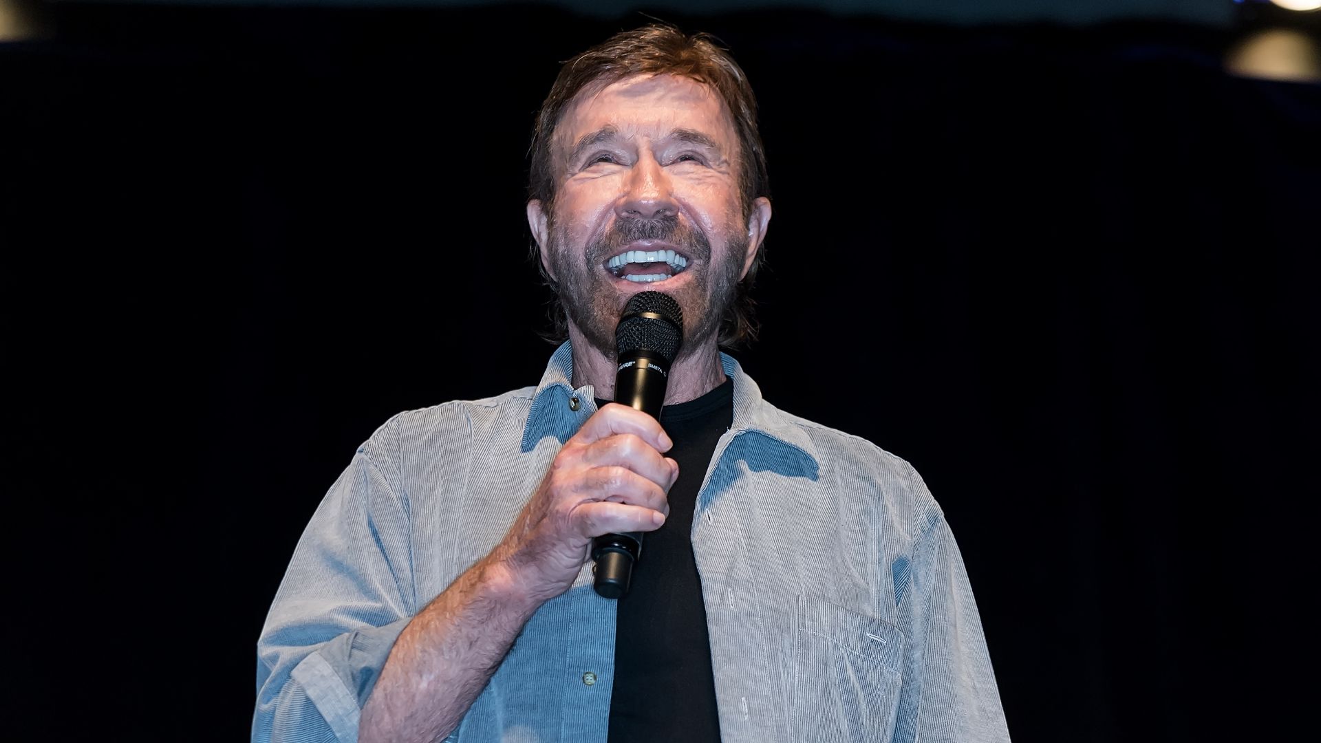 Chuck Norris videoüzenetet küldött Lukasenkának