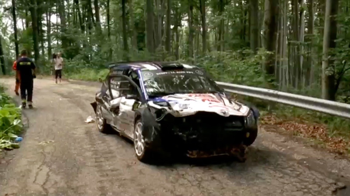 Videó: teljesen összetört a Miskolc Rallyn balesetet szenvedett autó jobb oldala