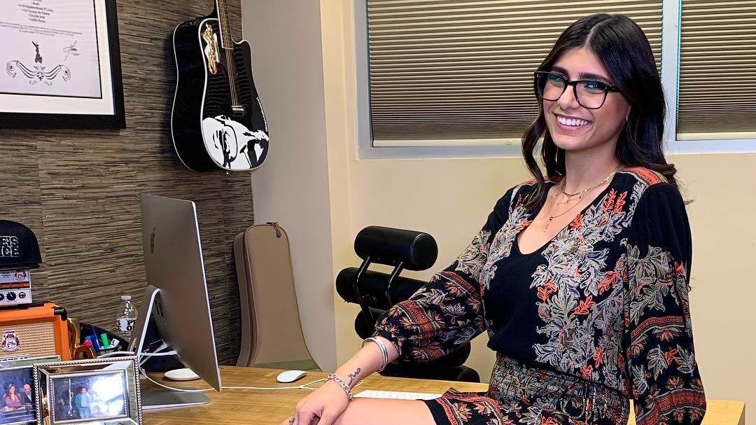 Mia Khalifa 30 millióért elárverezte híres pornós szemüvegét, az összeget elküldi Bejrútba