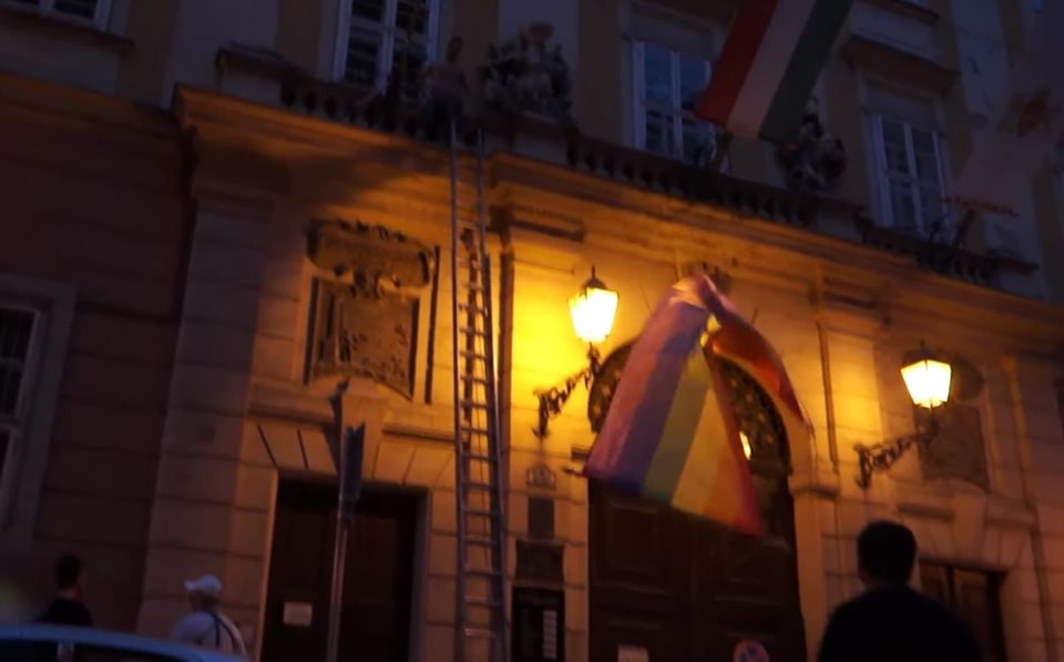 Leszedte a szivárványos zászlót a városházáról Novák Előd, a rendőrök előállították