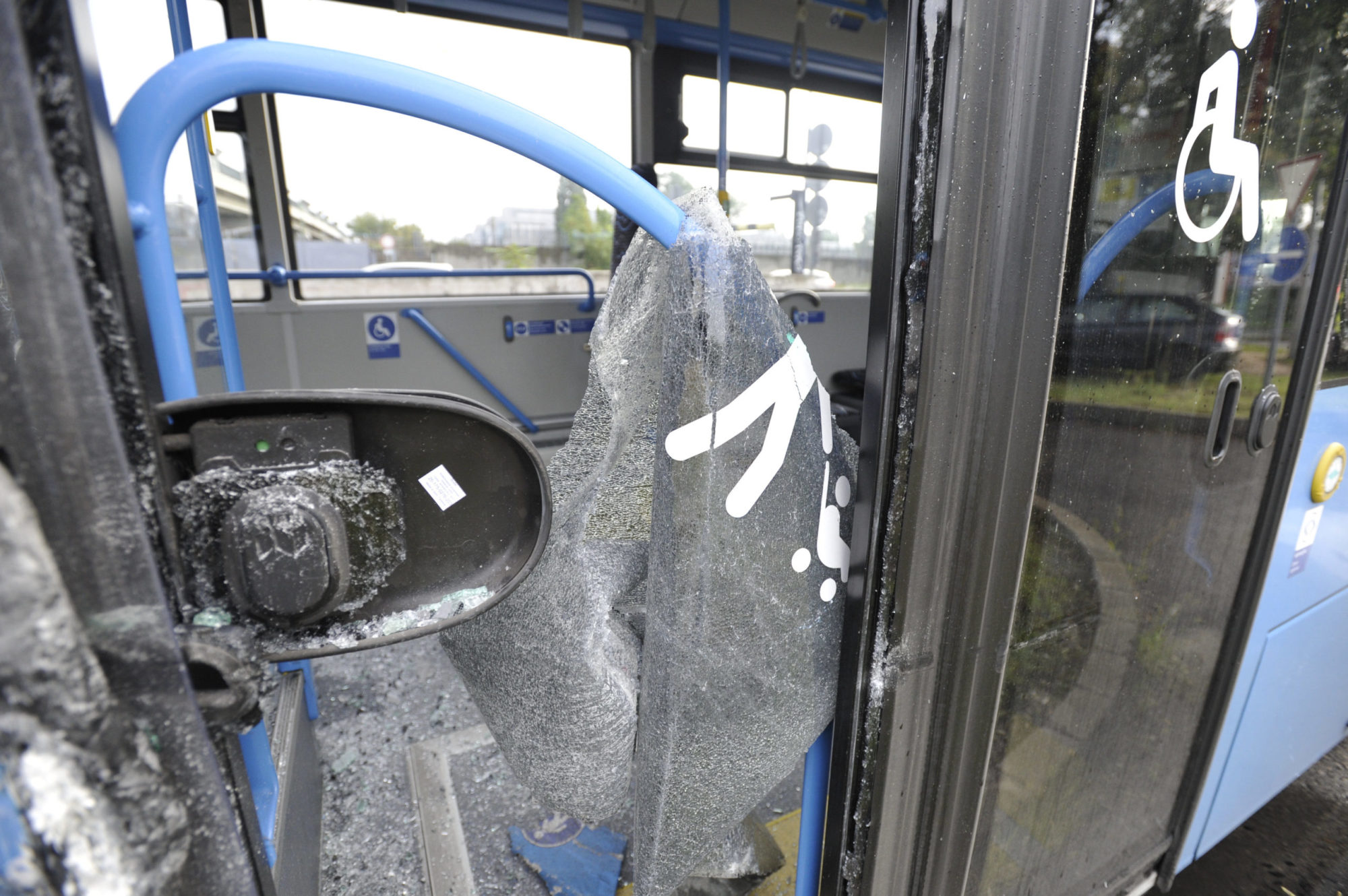 Rosszul lett egy metrópótló sofőrje, belehajtott egy másik buszba