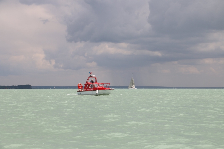 31 embert kellett kimenteni a Balatonból a vízirendőröknek a hétfői viharban