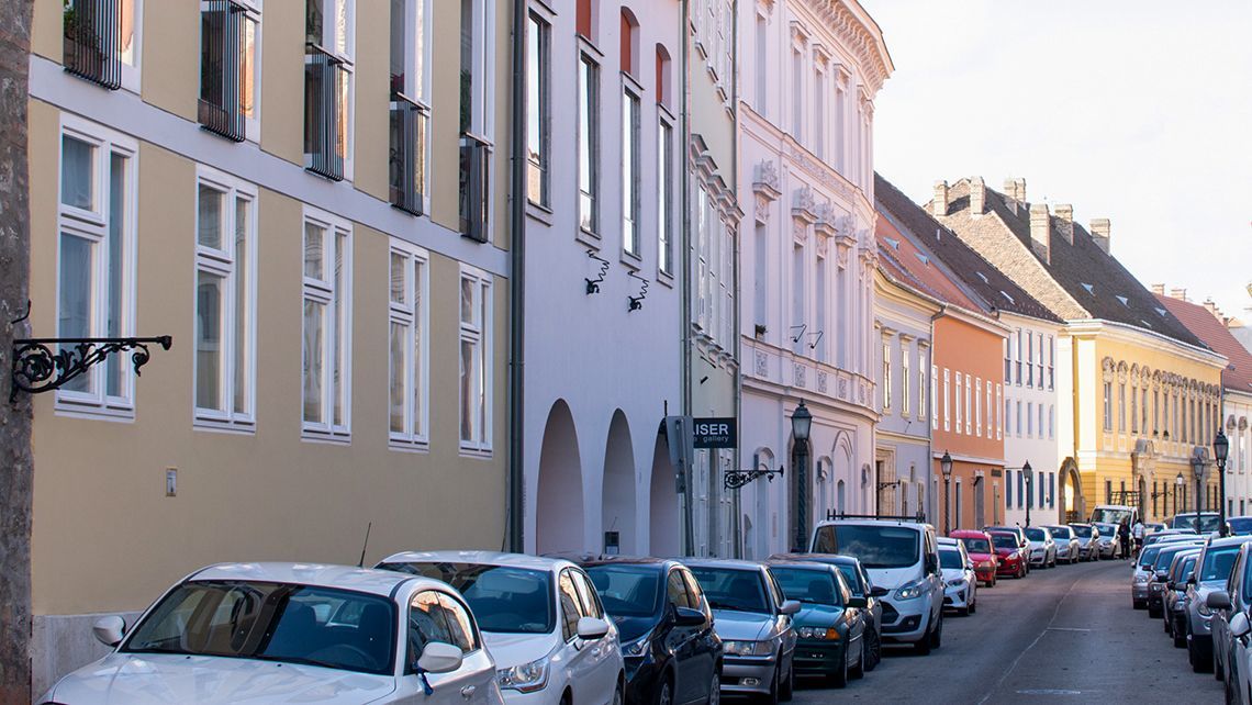 Ügyészség: nem bűncselekmény, hogy önkormányzati lakásokat adtak ki turistáknak a bérlők