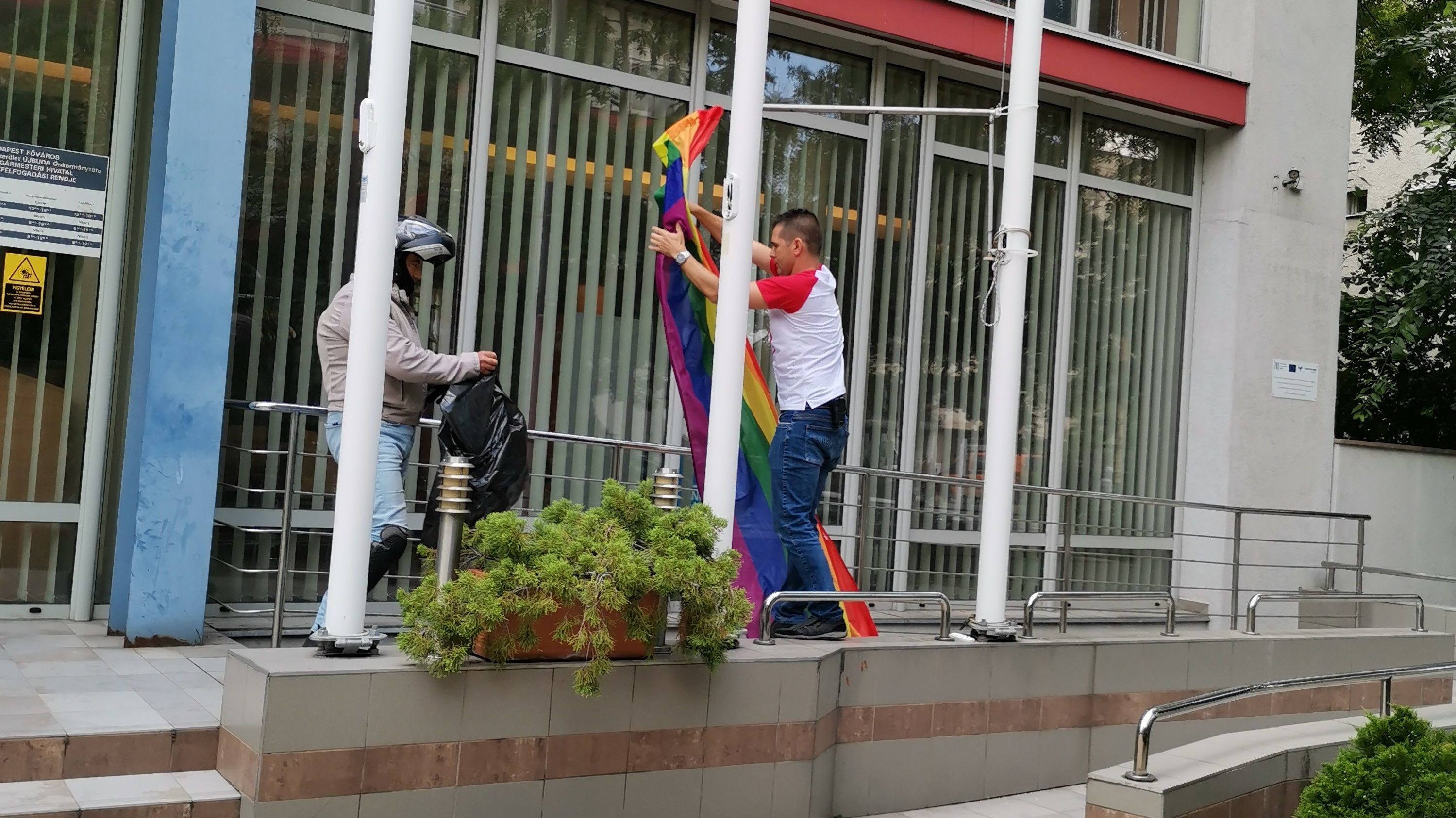 Novák Előd most Újbudán szedte le a szivárványos zászlót