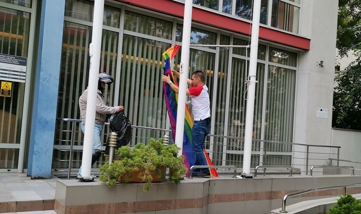 Novák Előd nem áll le: most Újbudán szedte le a szivárványos zászlót a városházáról