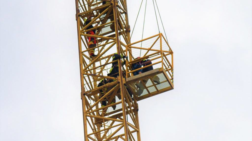 Rosszul lett a magasban egy toronydaruval dolgozó férfi Budapesten