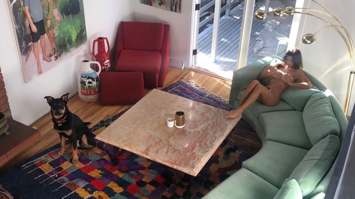 Emily Ratajkowski ezzel a fotóval emlékezetett mindenkit, hogy a nappalijában is szeret pucérkodni