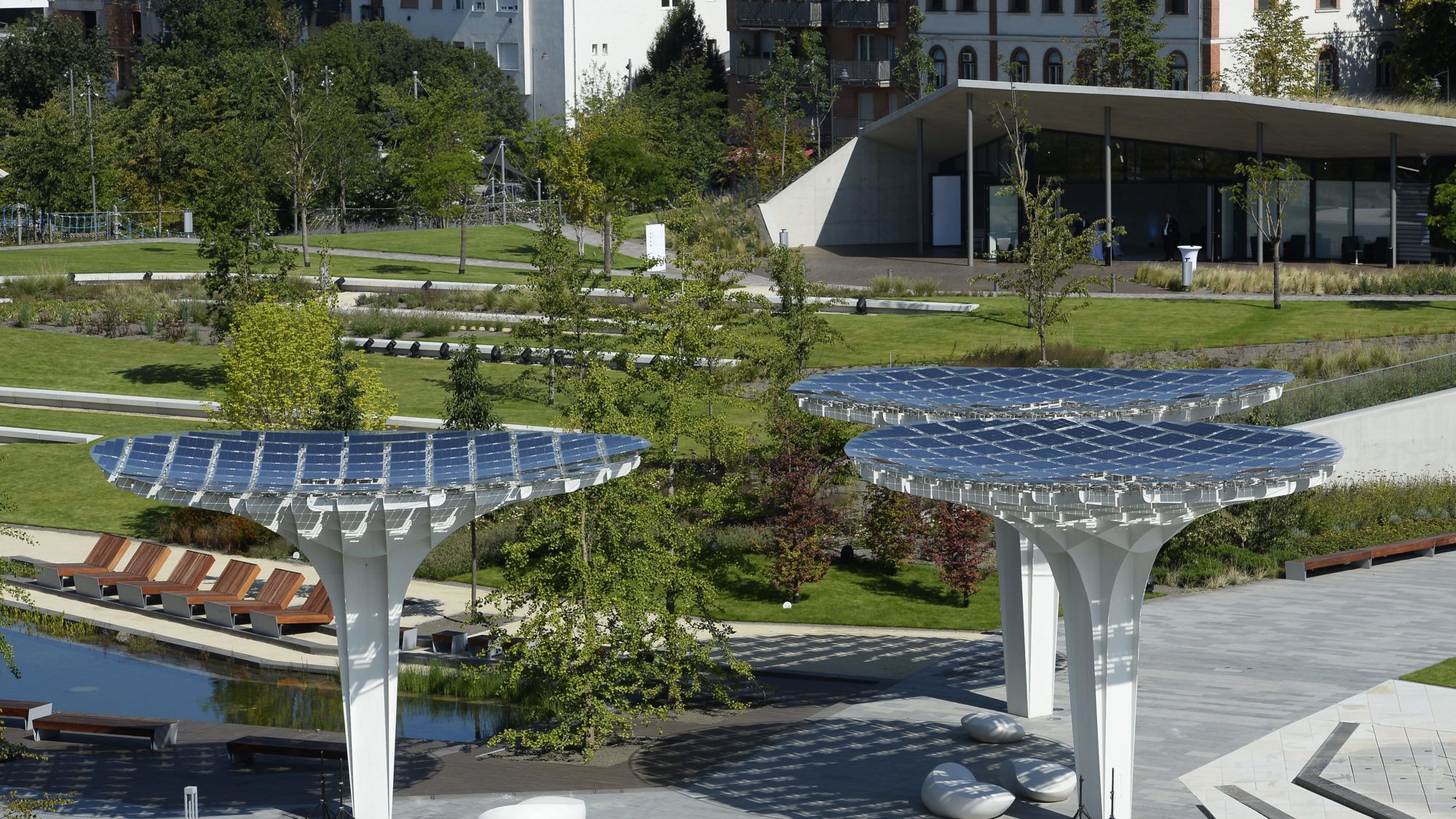 Panorámaliftekkel és függőkerttel megnyitott Buda új parkja