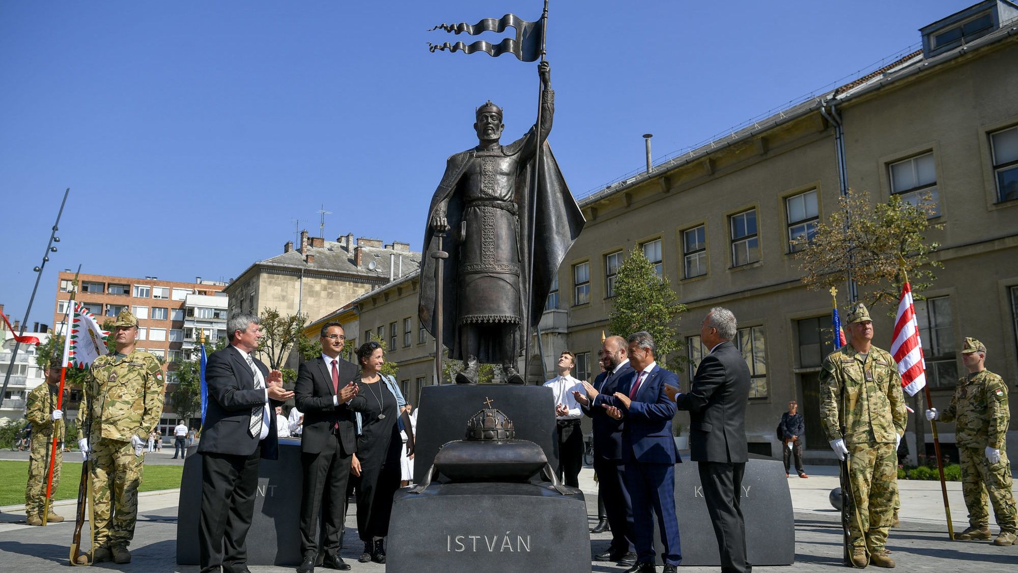 A debreceni polgármester szerint városa Szent Istvánt, Budapest a szivárványos zászlót választja