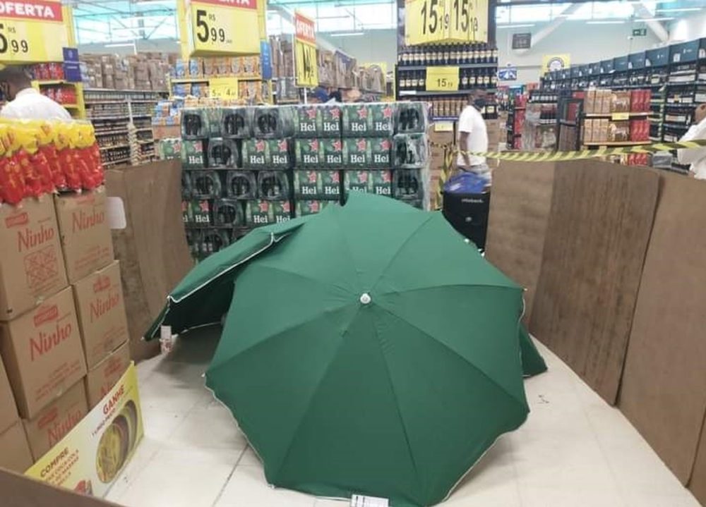 Meghalt az egyik alkalmazott, de be se zártak a brazil boltban, csak letakarták a férfit esernyőkkel