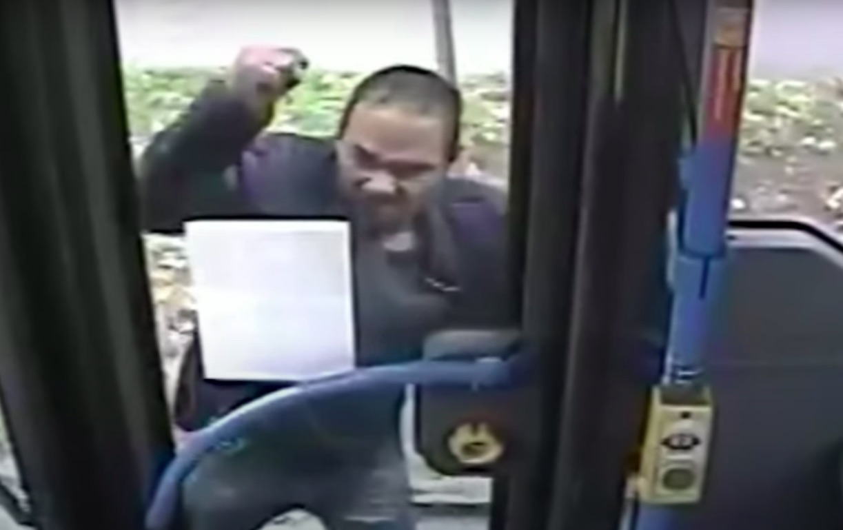 Videón egy őrjöngő utas, aki úgy rácsapott a kőbányai buszra, hogy megrepedt a szélvédője