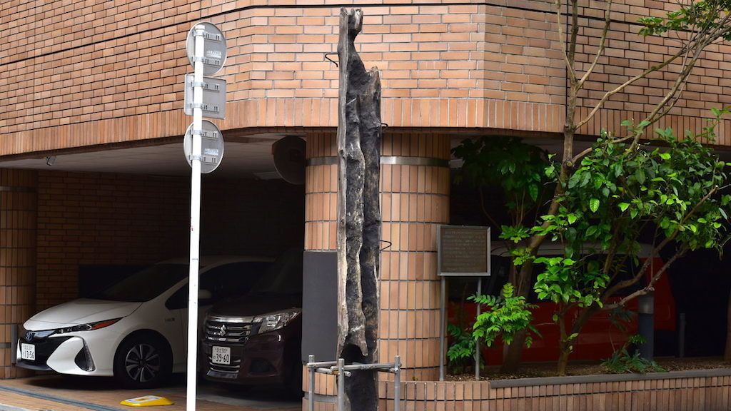 A japánok egy elszenesedett villanyoszlopot is megtartottak a szétbombázott Tokióból