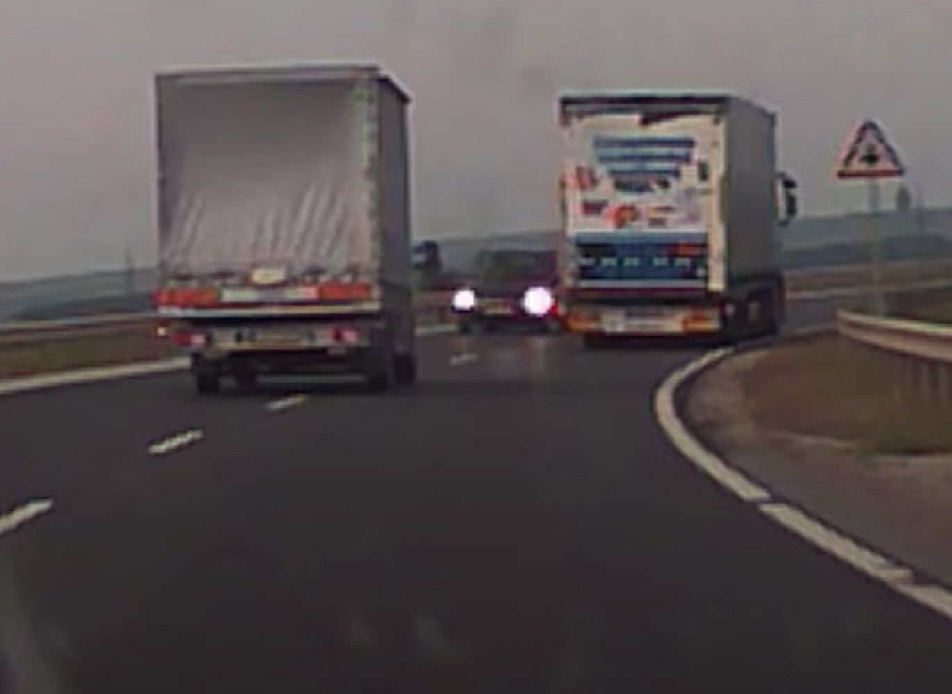 Ijesztő videón, ahogy egy teherautó előzni kezd, miközben szemből jön egy kocsi