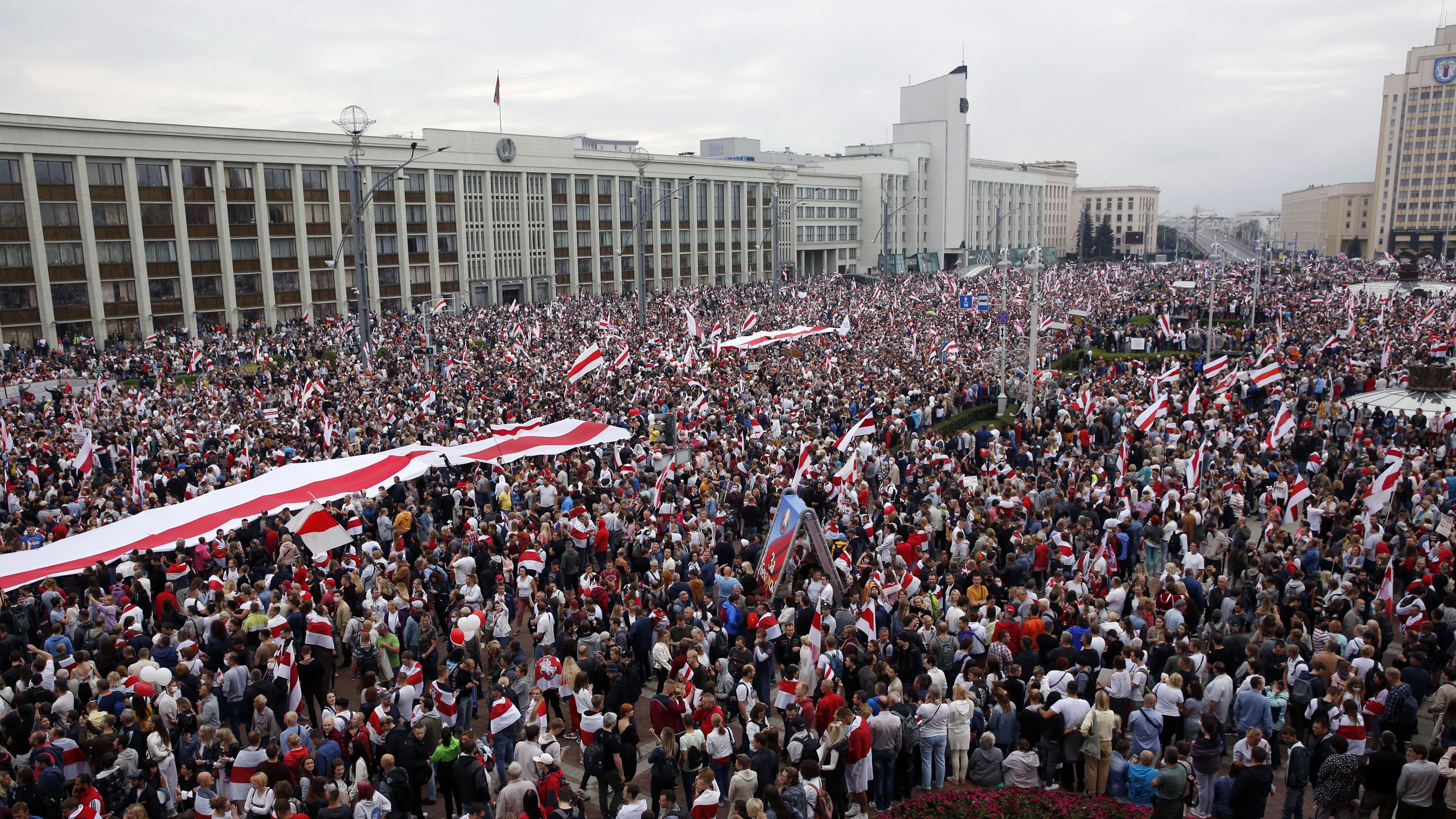 Soha nem látott méretű tömeg tüntetett Lukasenka ellen