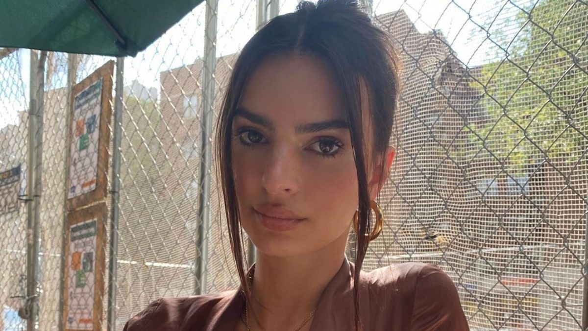 Emily Ratajkowski egy meztelen fotójával nosztalgiázik ál tetoválásáról