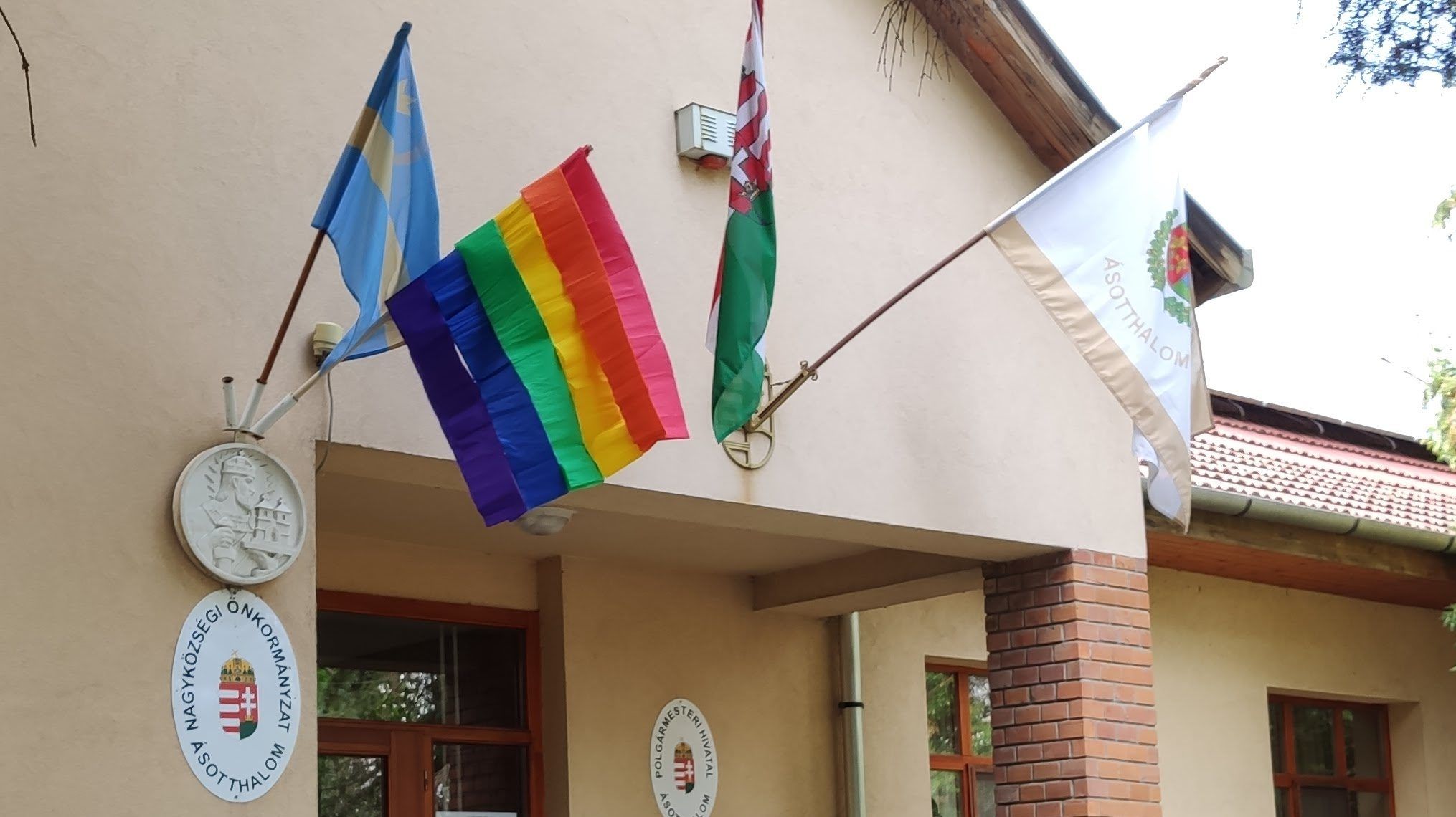 Kitűzték a Pride-zászlót Ásotthalmon is