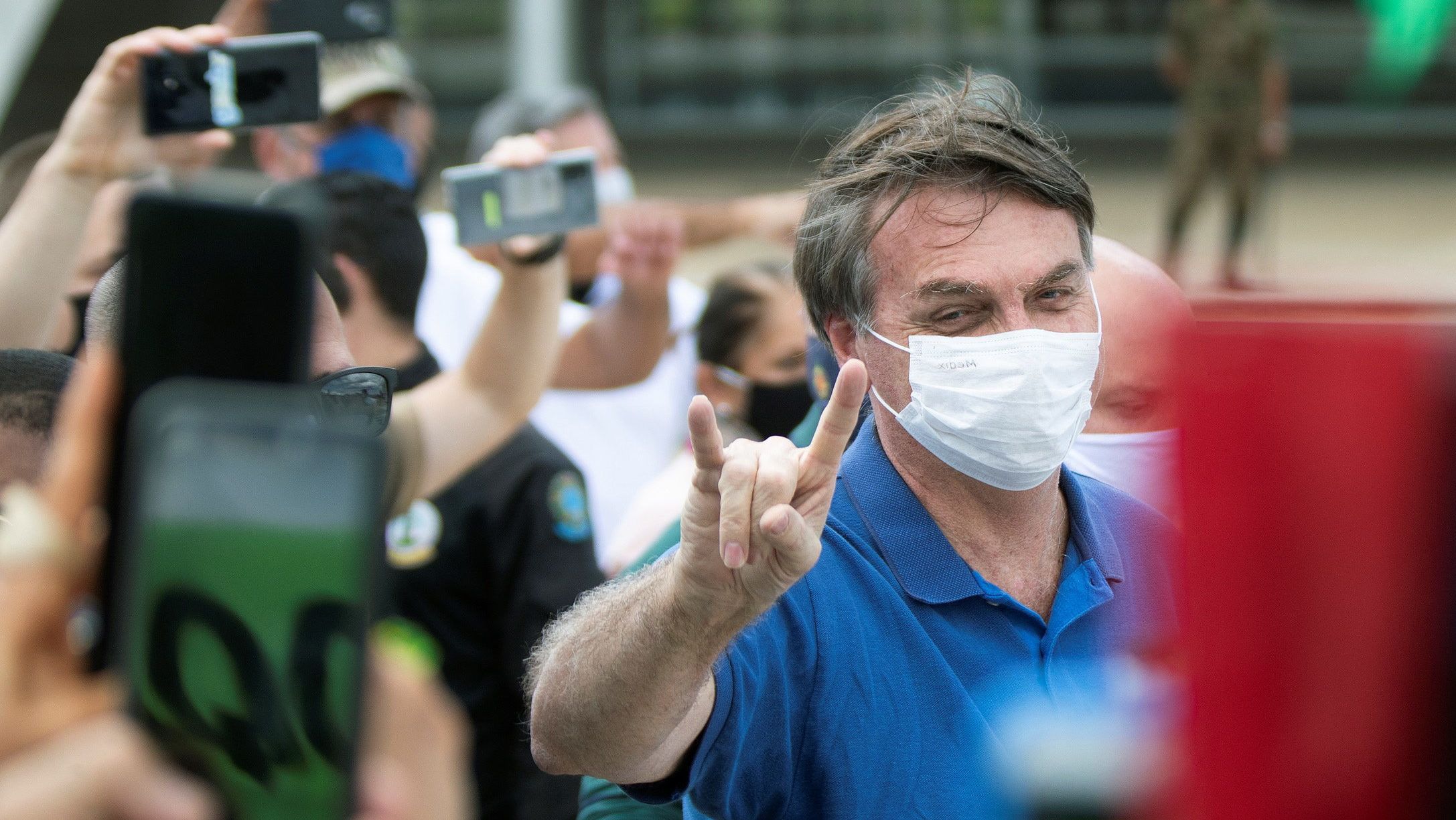 Bolsonaro pofánvágással fenyegetett egy korrupciós ügyről kérdező újságírót