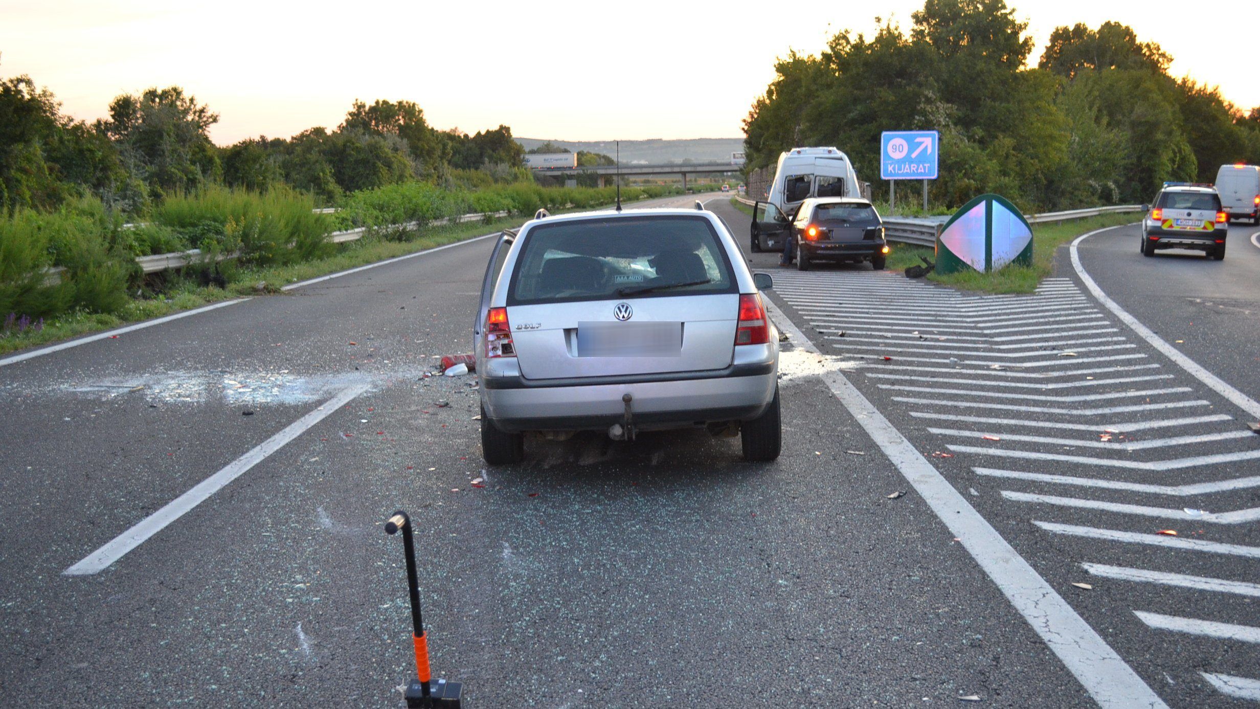 Autópályán tolató sofőr okozott hármas karambolt az M7-esen