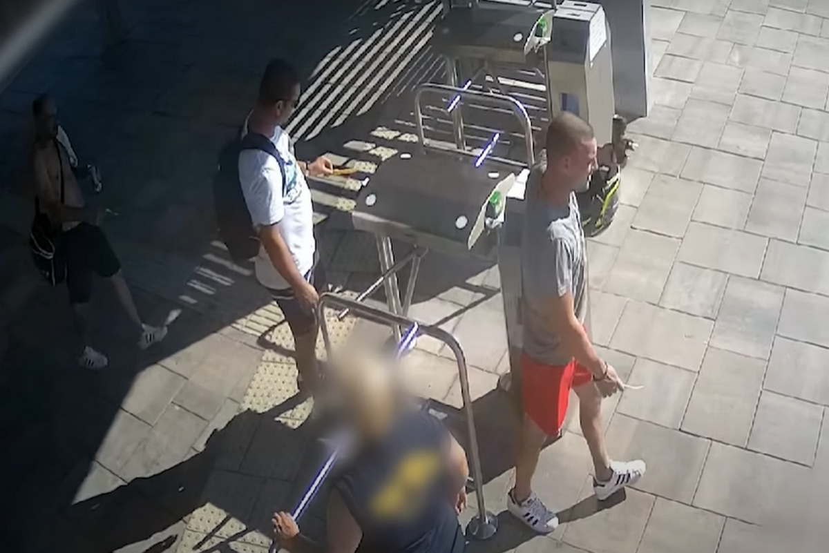 Videón az öt férfi, akik megvertek egy nőt és egy férfit a Dagály Fürdőben