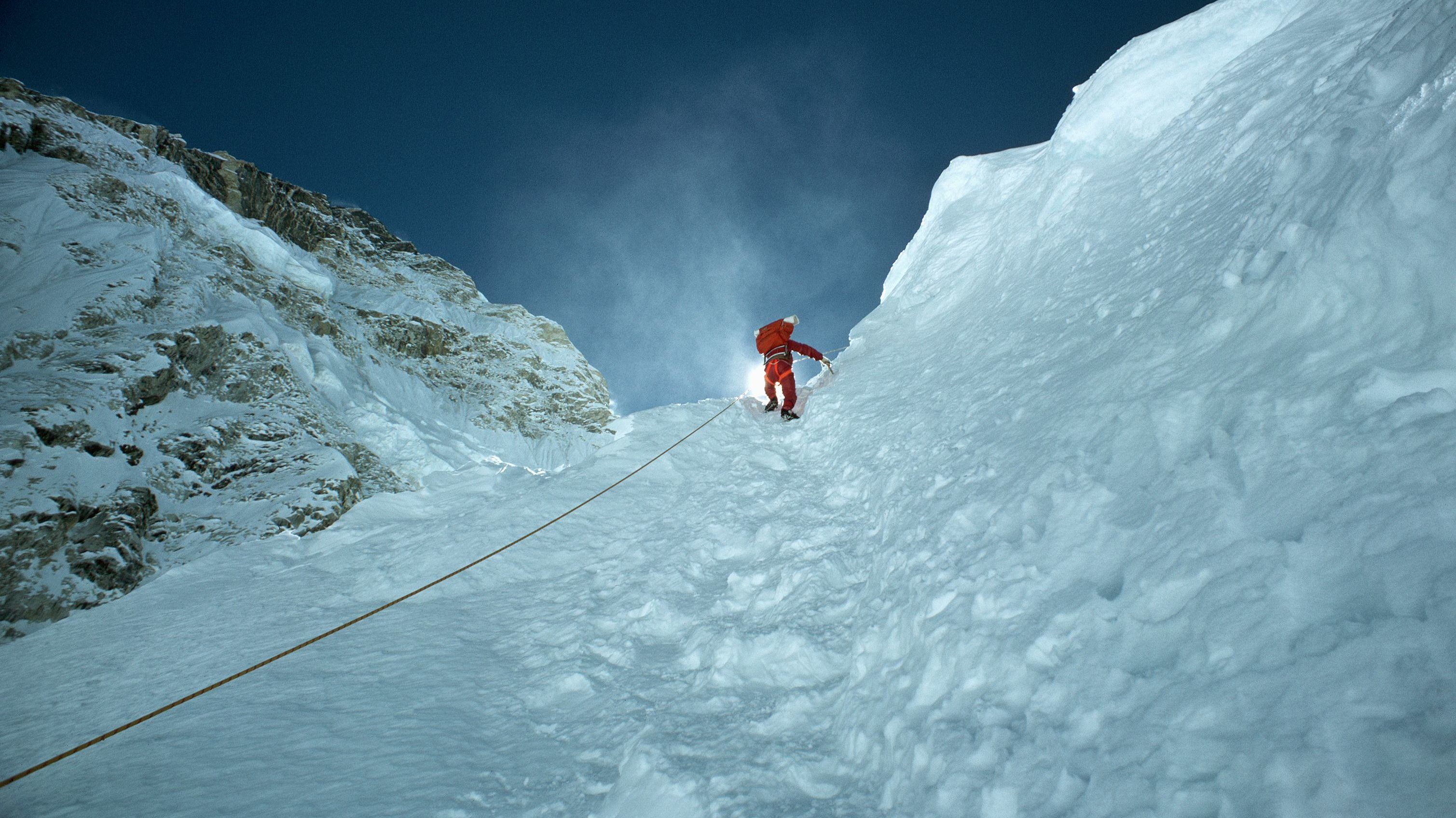 Duplájára nőtt a Mount Everest megmászásának esélye