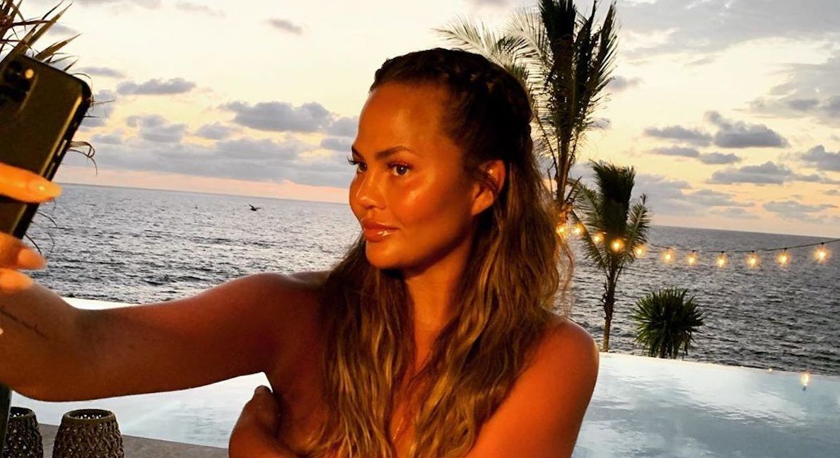 Chrissy Teigen annyi savanyú cukorkát evett, hogy konkrétan leégett a nyelve