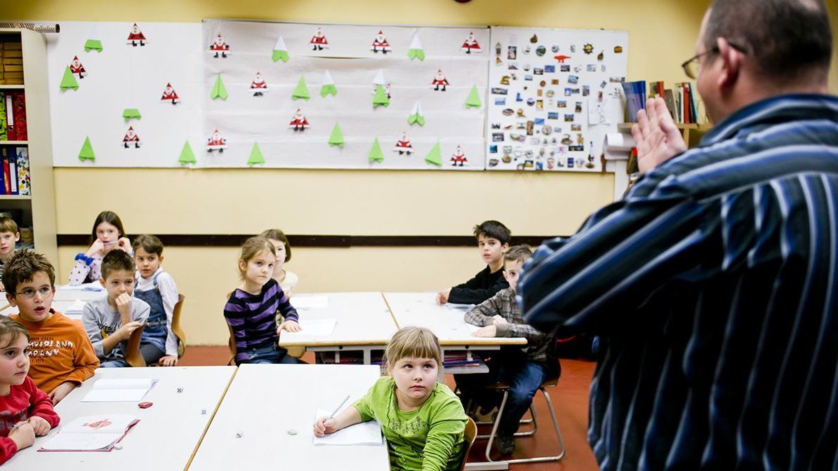 A televízió segíti a diákokat és szülőket a tanulásban, a tanárokat ellátják számítógépekkel – így indul a tanév a cseheknél