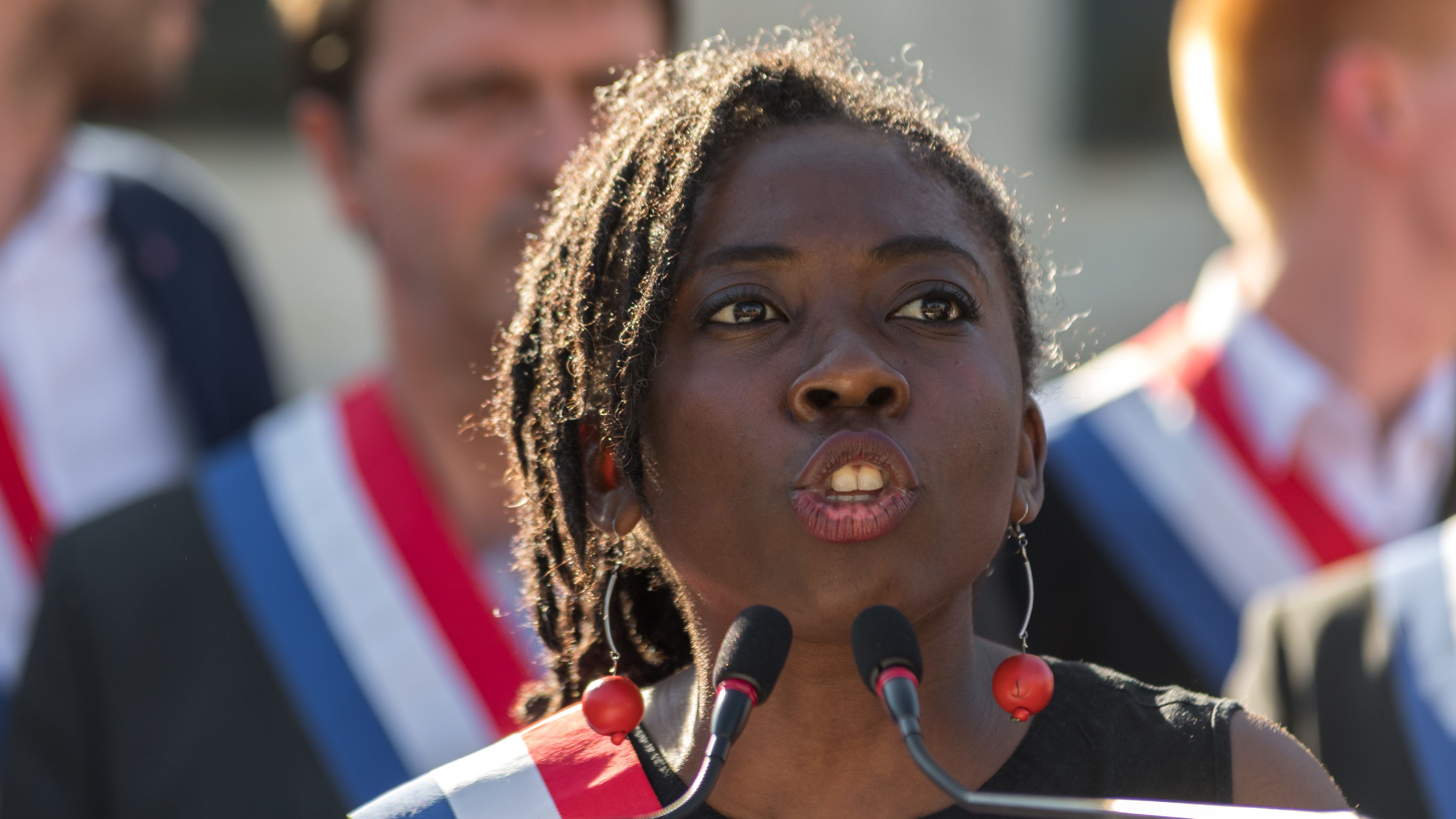 Rabszolgaként ábrázolták Daniele Obono fekete bőrű képviselőnőt egy francia hetilapban
