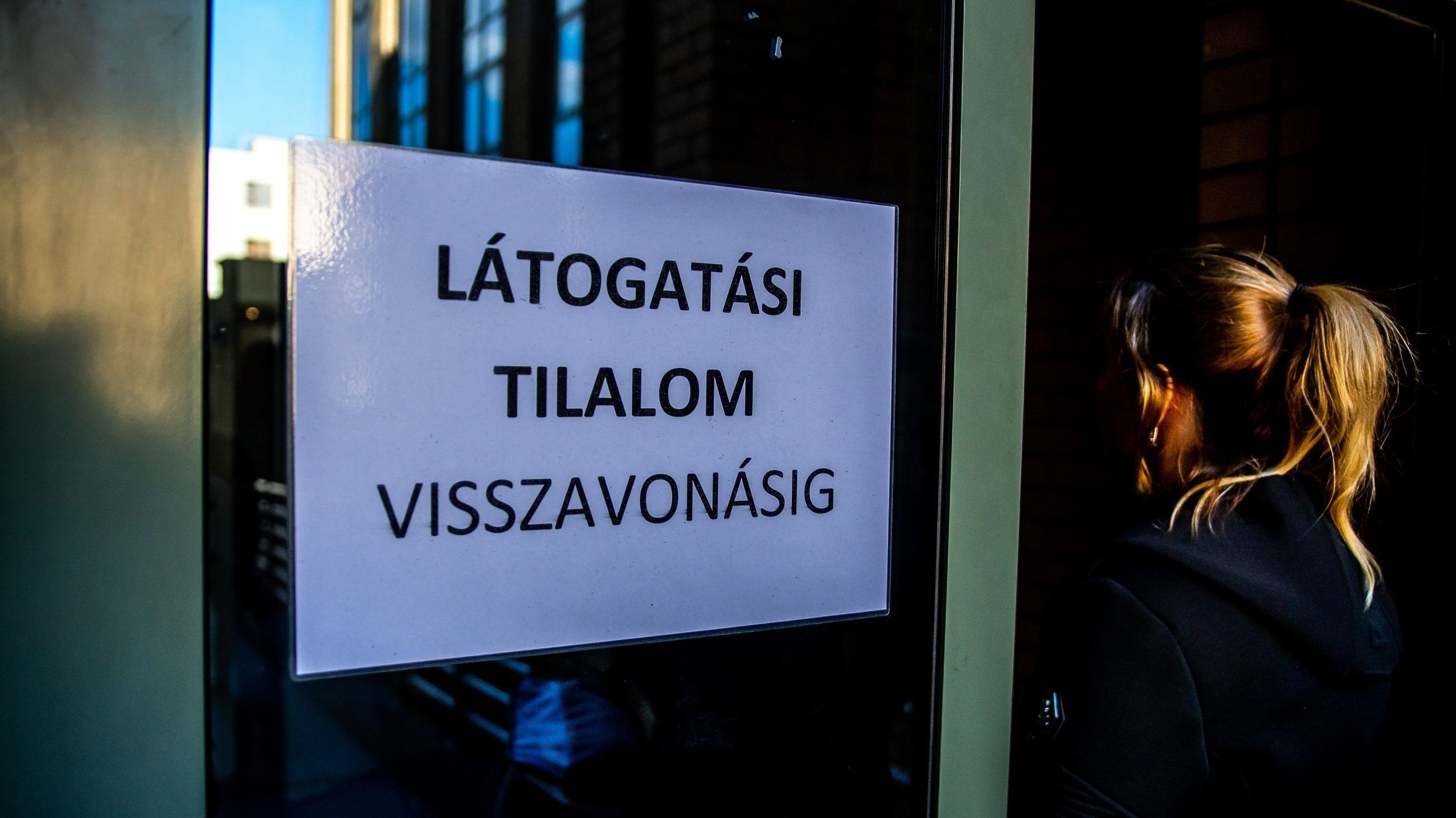 Látogatási tilalmat vezetett be több magyar kórház is a második hullám miatt