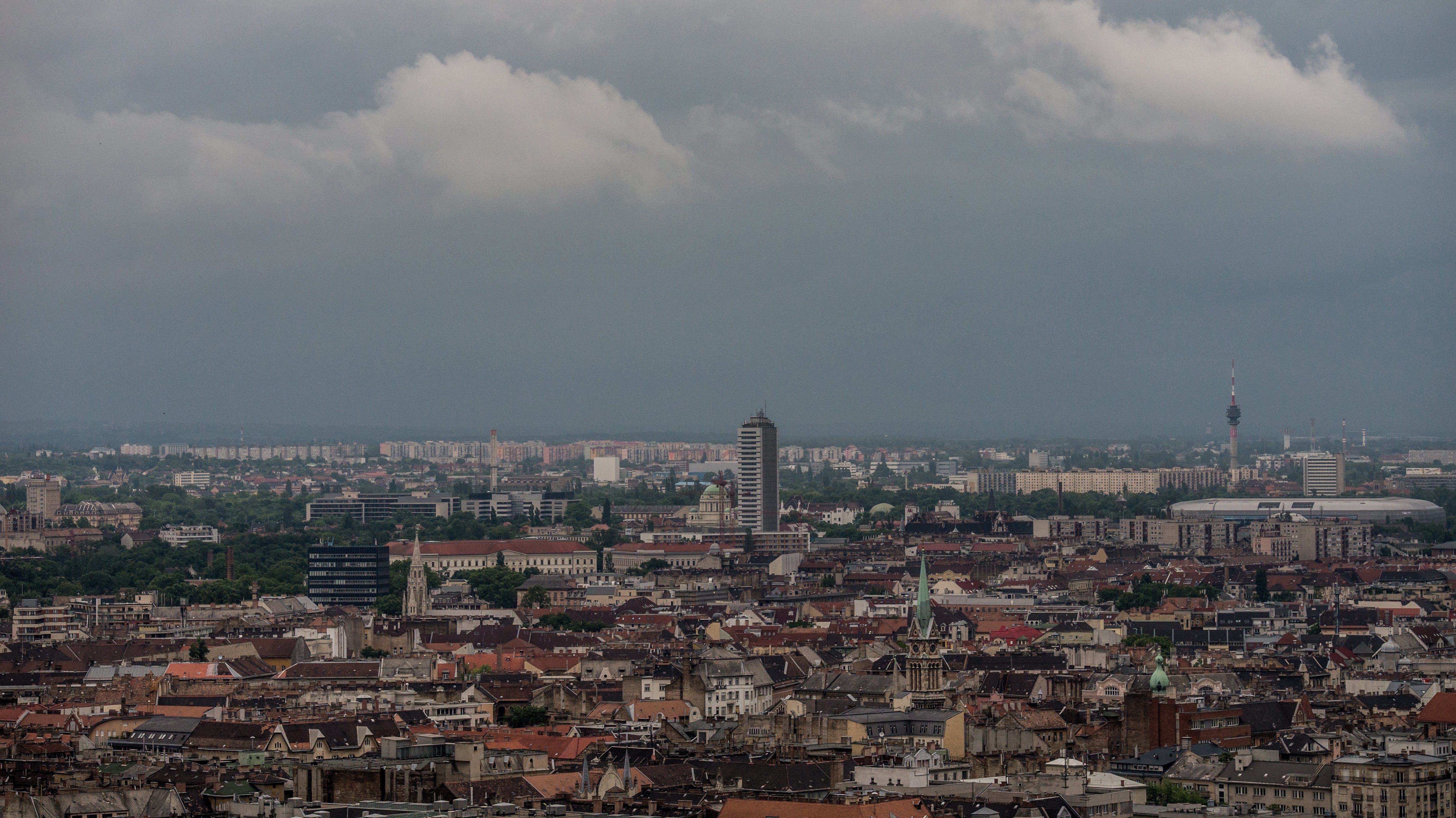 Fákat csavart ki a vihar éjszaka Budapesten