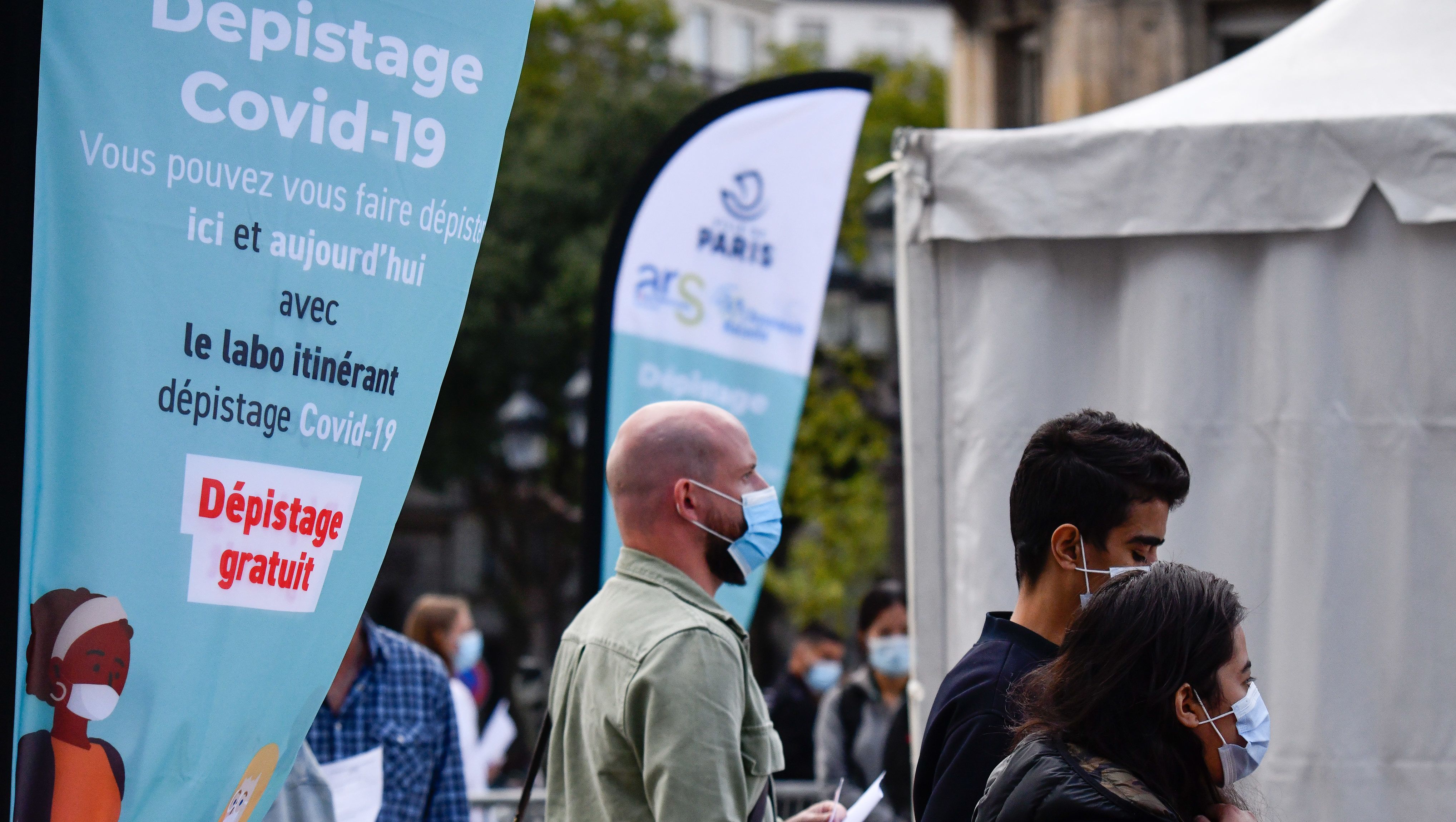 Kígyózó sorok állnak az ingyenes teszthelyek előtt Párizsban