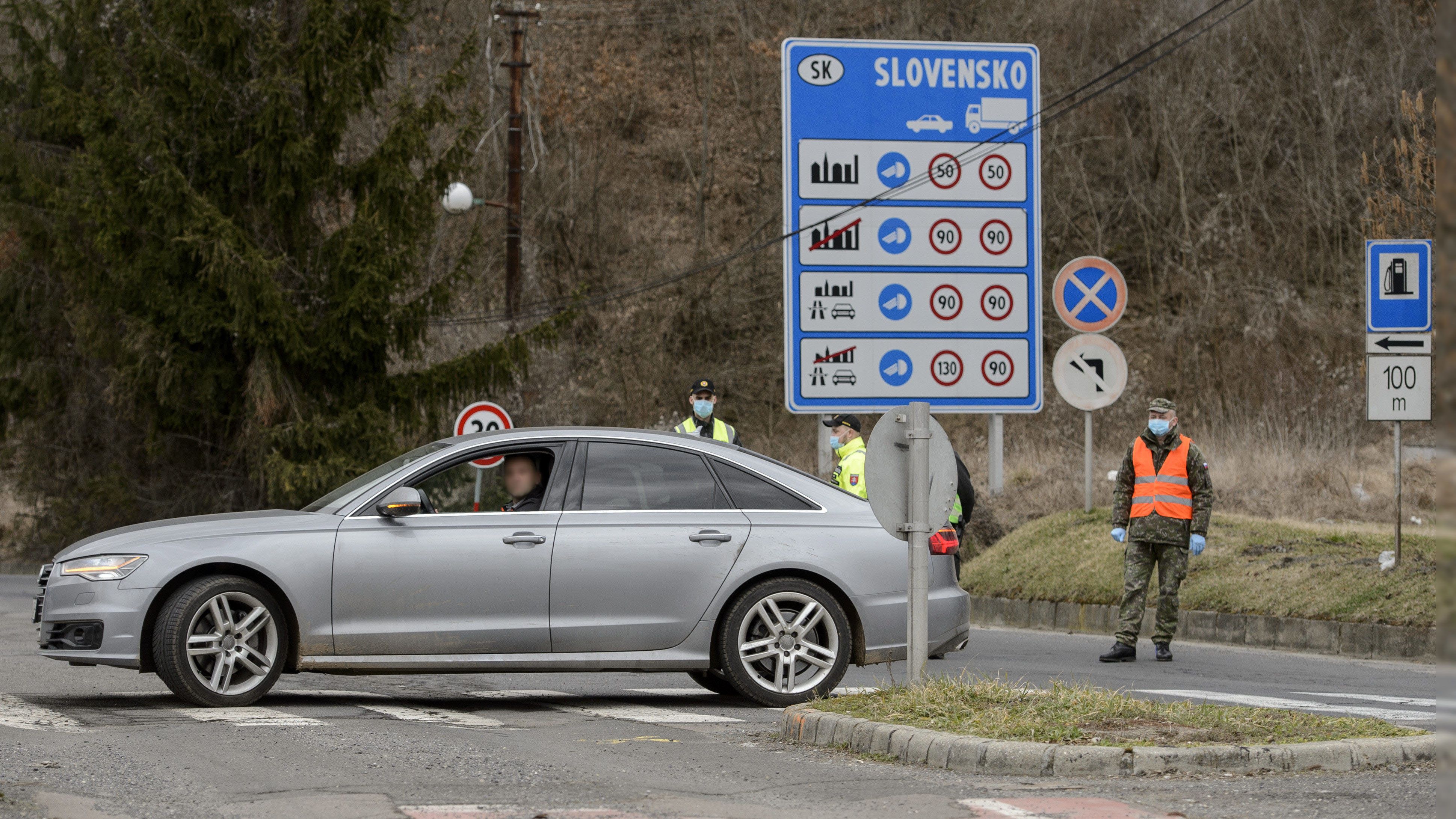 Vizsgálja az EU, hogy kivételeznek a magyar határon a visegrádi országok polgáraival