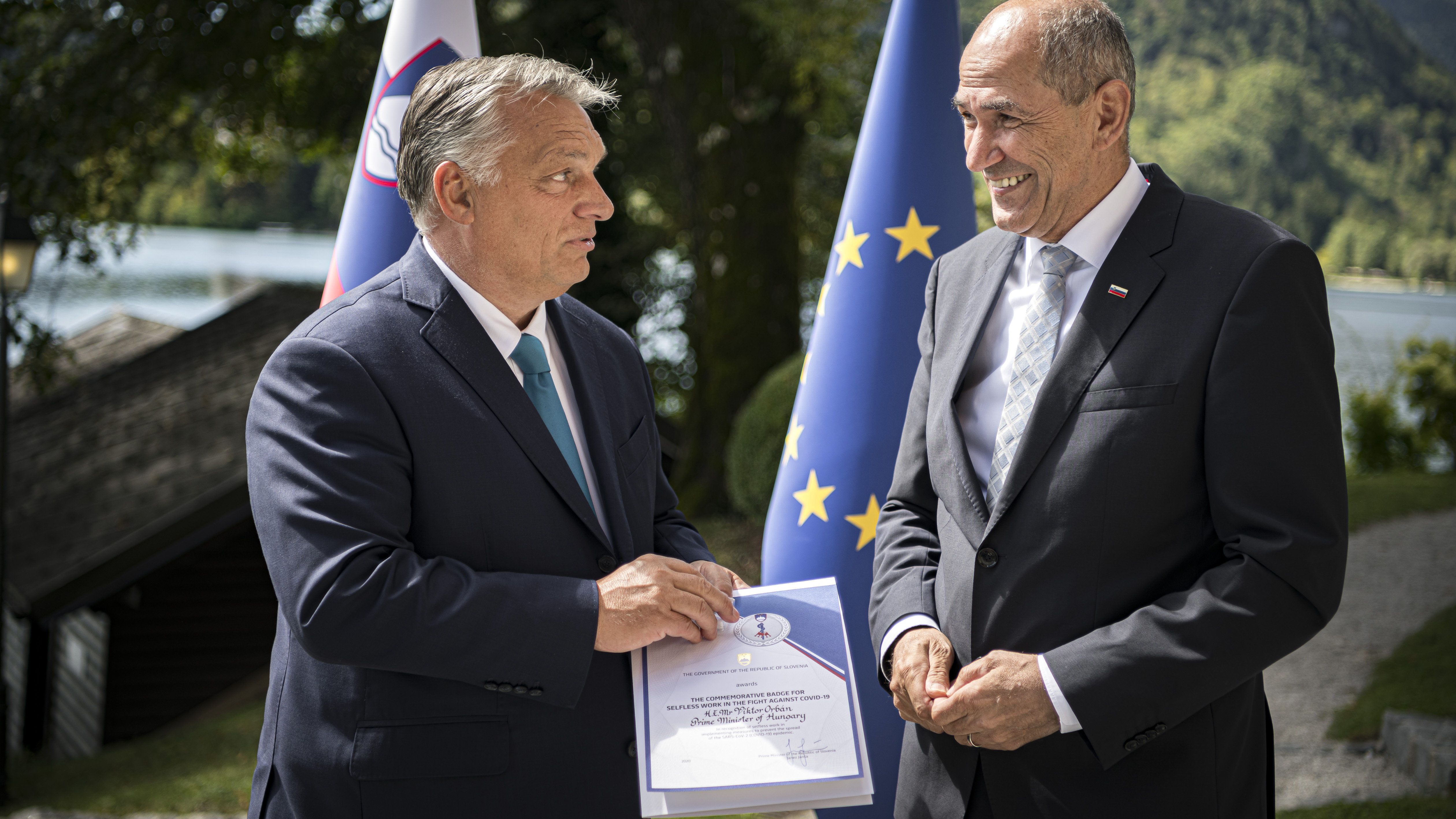 Orbán emléklapot kapott a szlovén miniszterelnöktől a járvány során nyújtott magyar segítségért
