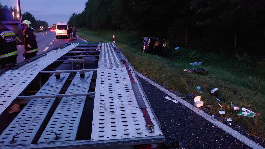 Fotók az M5-ös autópályán történt ócsai kisbuszbalesetről